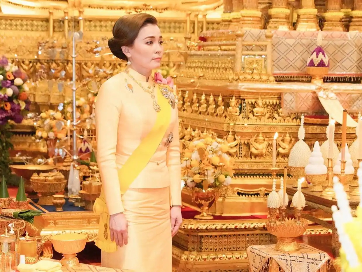 泰王加冕六周年庆典:苏提达穿金戴银有正宫范儿,红宝石耳环藏不住后宫暗涌