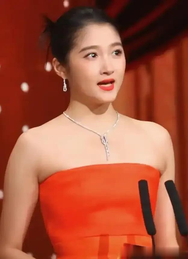 鹿晗无美颜生图曝光,脸部凹陷身上多处起皮,和关晓彤反差太大!