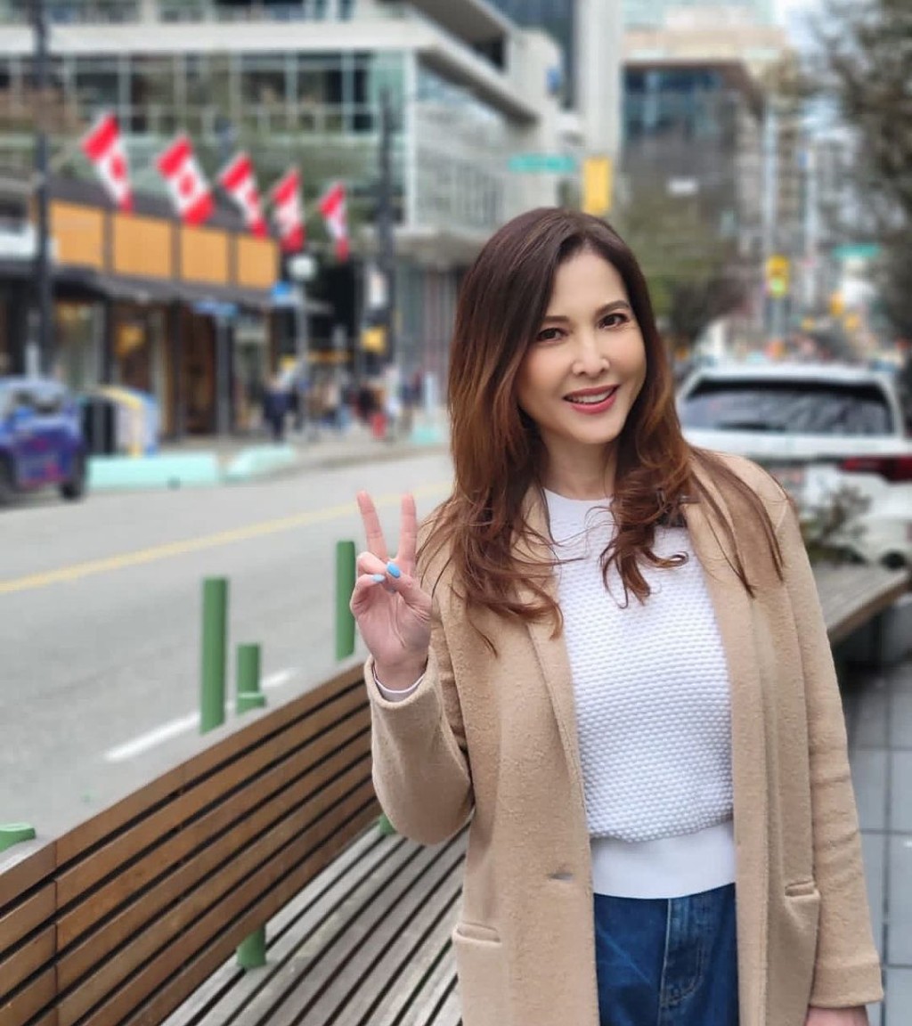 用美貌征服何家劲和吴镇宇，和富商老公定居加拿大，已是三娃的妈