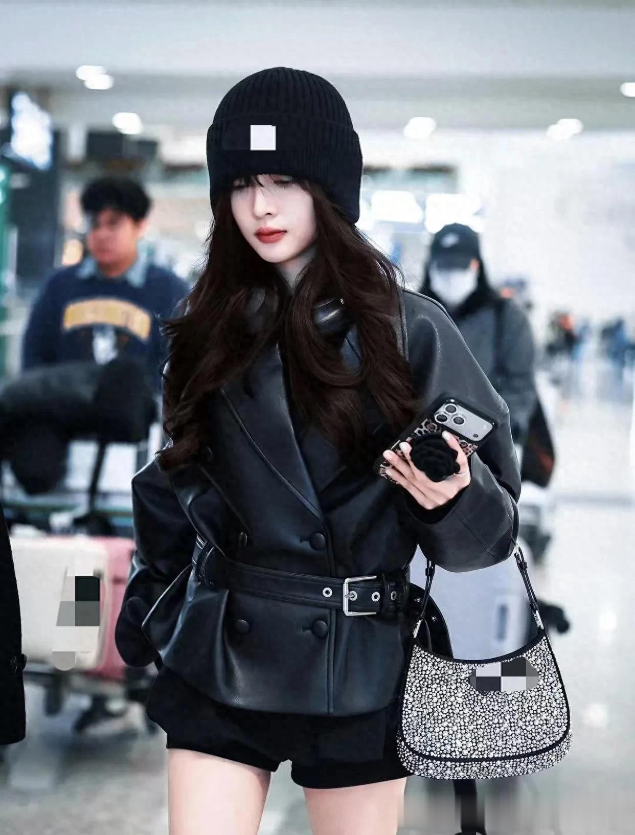 吴宣仪机场私服真时髦！皮夹克外套+短裤+高筒靴，简约又高级！