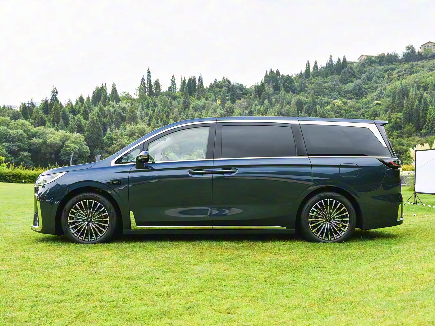 这款高端新能源MPV售价亲民！外观豪华，配鸿蒙座舱5，双动力可选