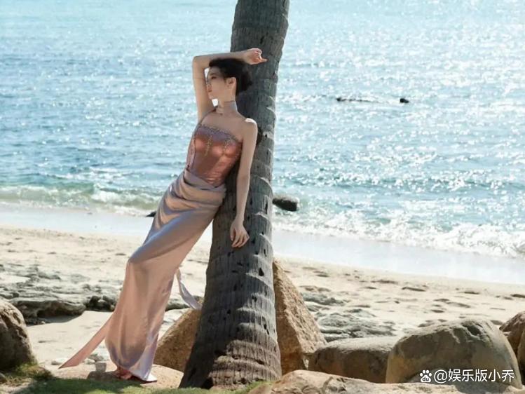 张慧雯海边魅力大爆发,抹胸造型美得无法抗拒!