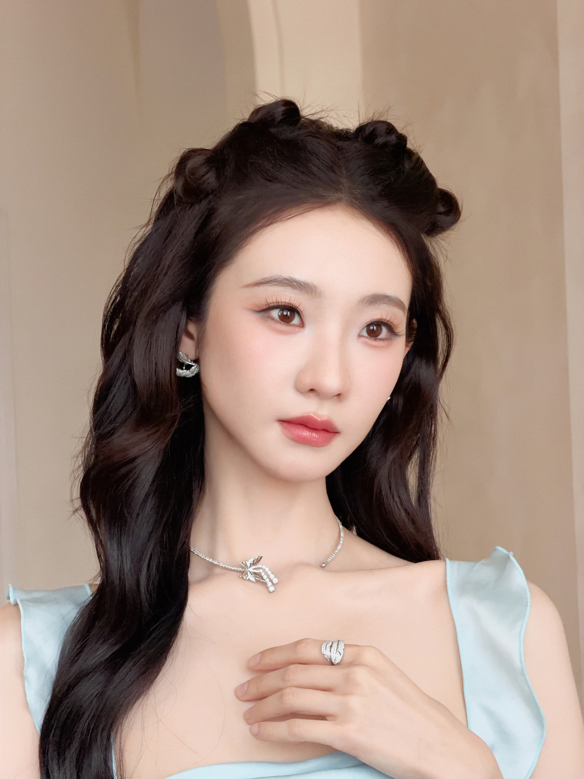 张艺凡浅蓝抹胸连衣裙，一起闯入仙境般的童话梦境