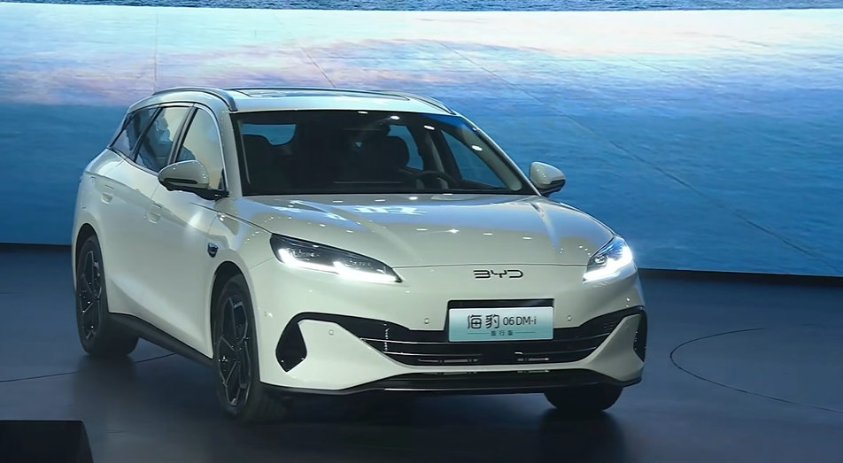 比亚迪发飙!10万买旅行车,2000km续航配冰箱,还带自动泊车…