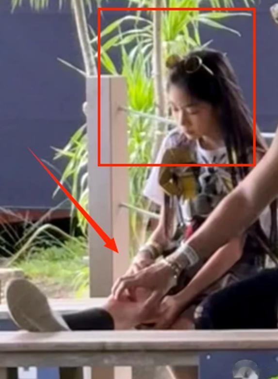 新加坡偶遇戚薇一家，10岁lucky正脸被曝光，长发及腰五官巨美