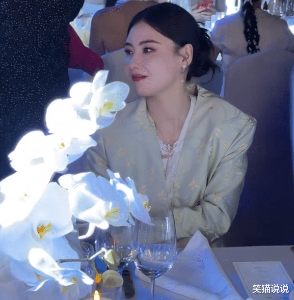 45岁张柏芝出席活动：长发挽起显端庄，皮肤紧致状态佳