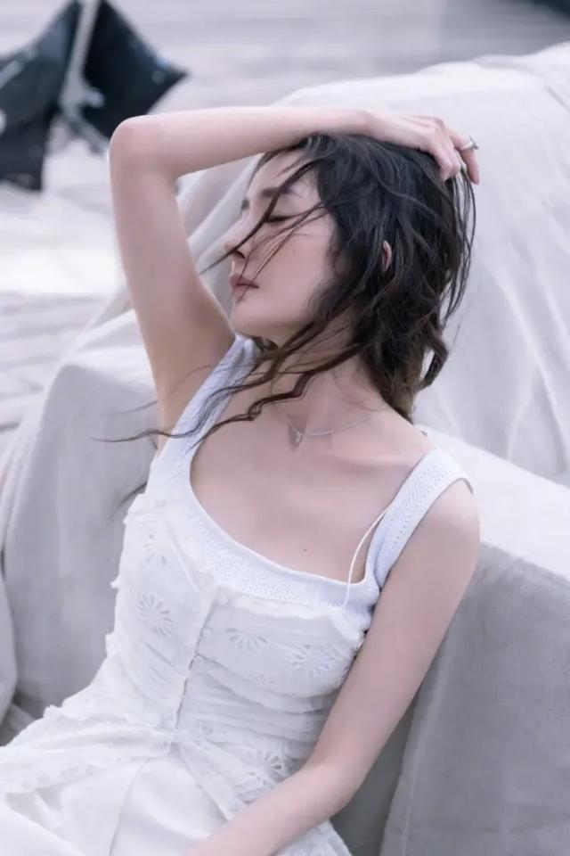 杨幂身材颜值双在线，一组纯白氛围的杨幂，真是好美啊！