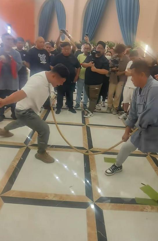 杨少华告别仪式!杨议手捧骨灰盒,四人抬棺送别,杨威哭喊爸爸!