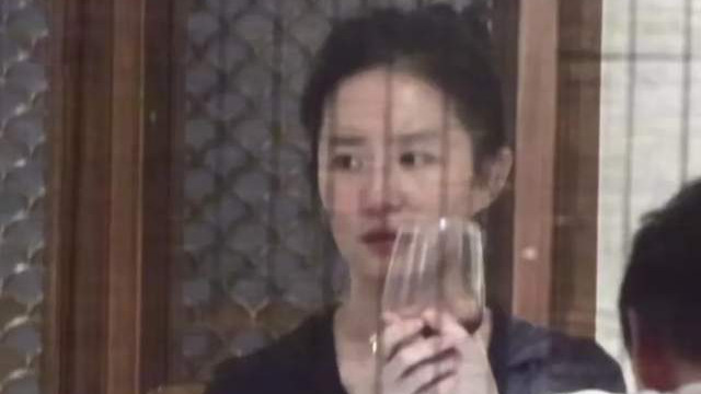 刘亦菲和两位年轻男子聚餐，素颜大口吃肉，翻白眼大笑尽显大姐风