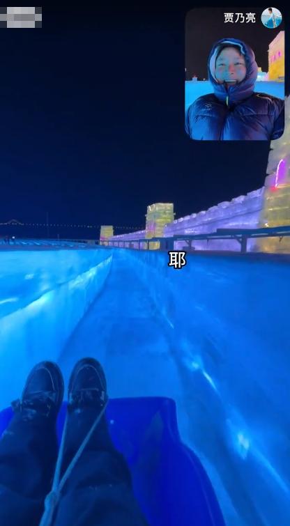 贾乃亮带女儿滑冰脸冻通红！不忘给甜馨买冰糖葫芦，父女同框好甜