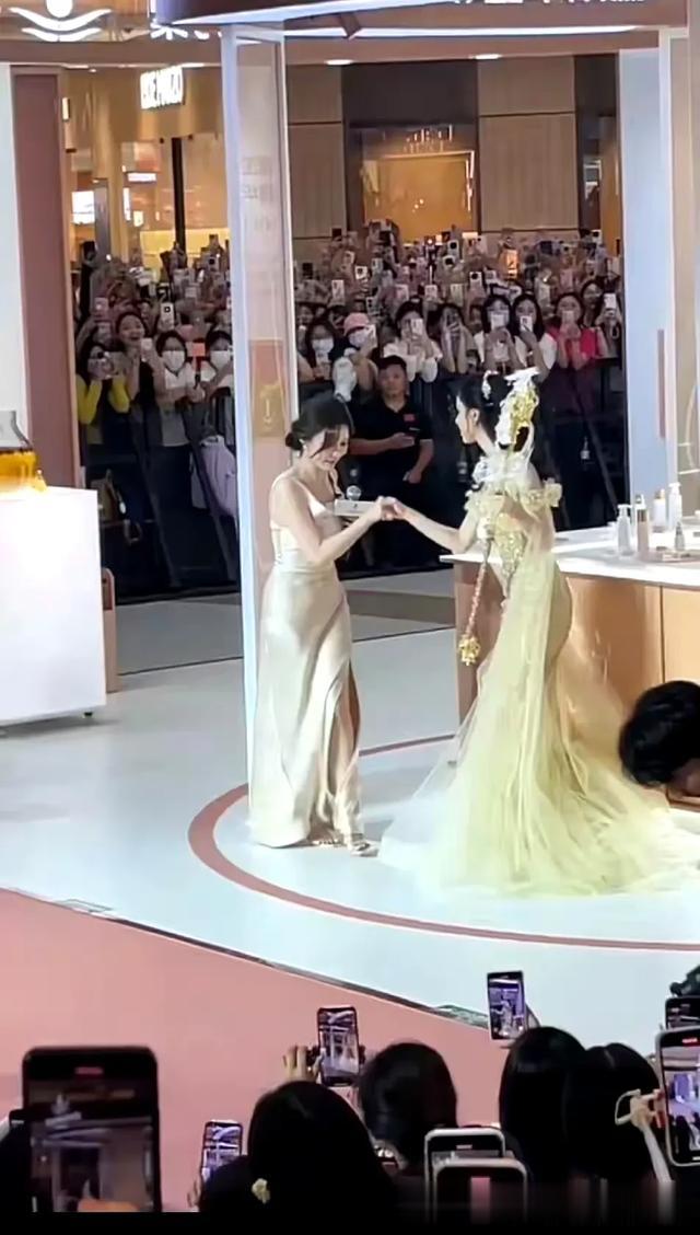 陈都灵这一蹲一扶,把内娱“体面”卷到新高度!