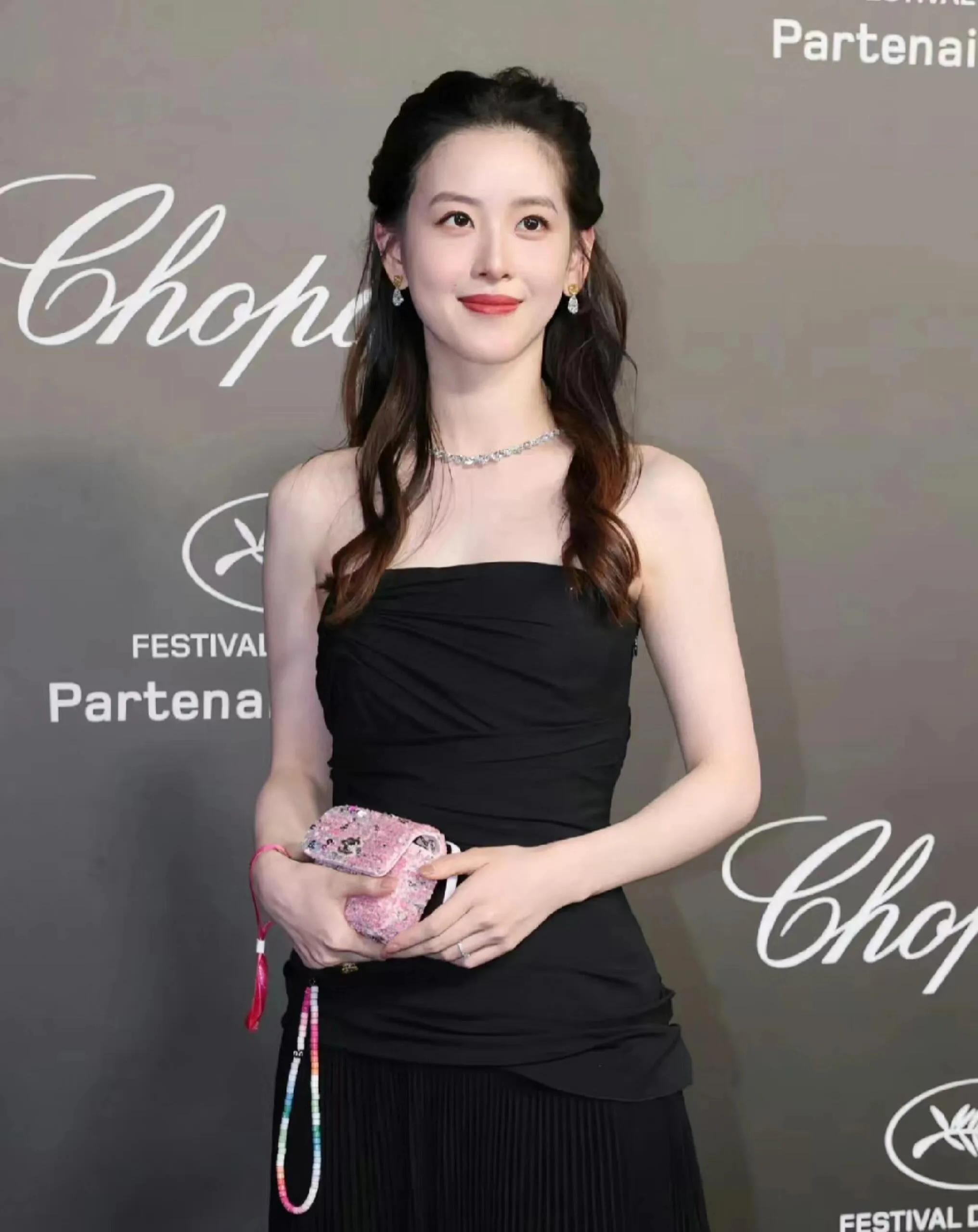 章泽天穿2万罗意威看展,头发乱糟糟不显贵气,确实像30多岁女人