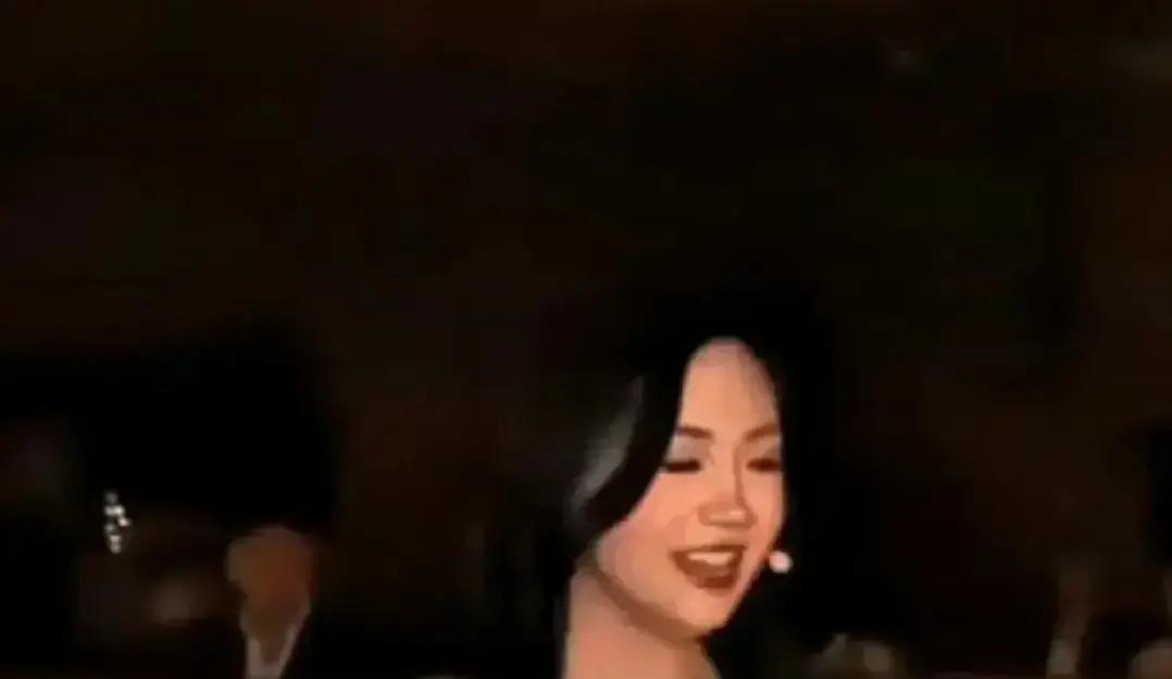 华裔女主持评价中山装,外网博主反驳,编剧汪海林批评