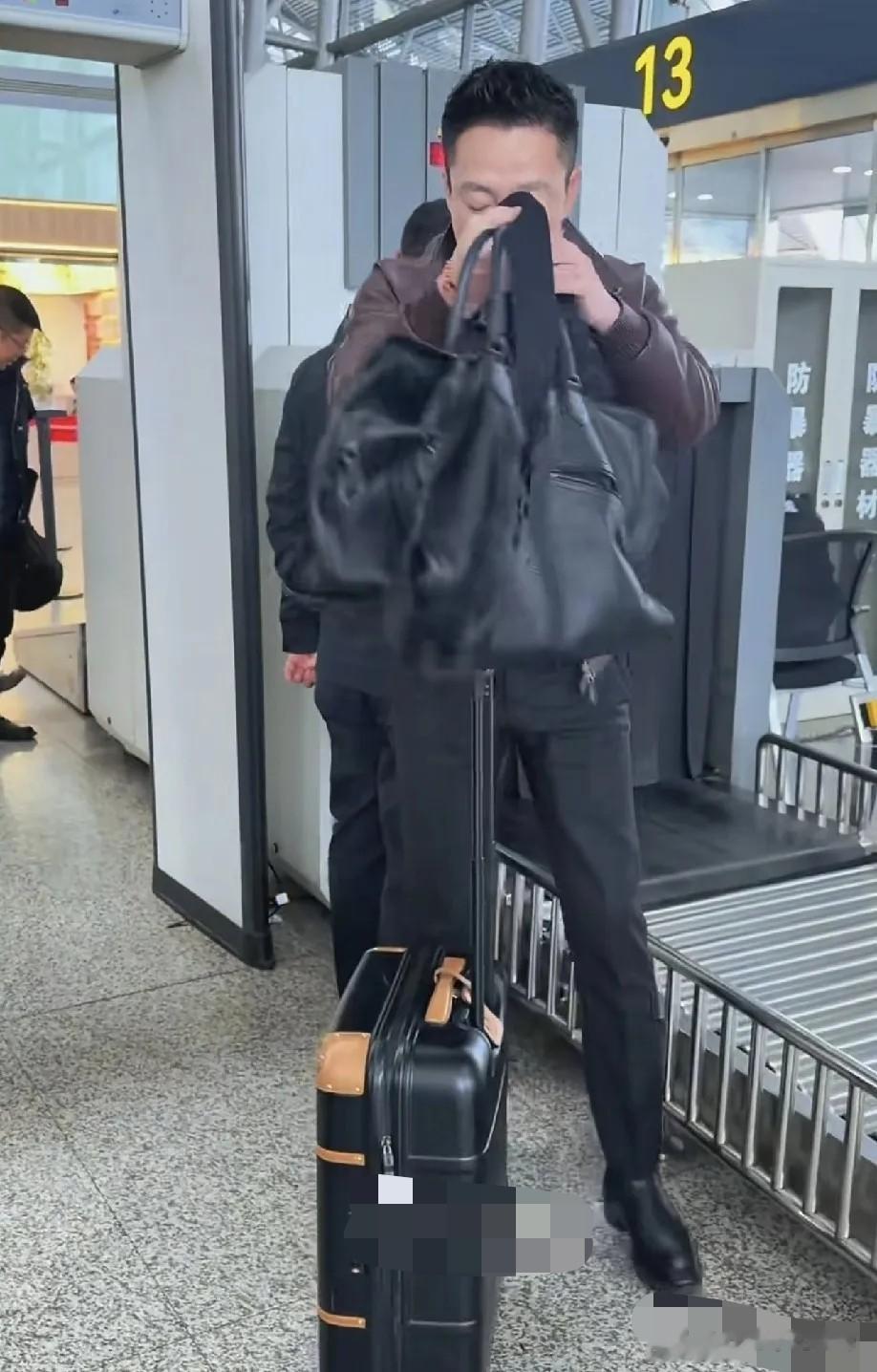 机场偶遇汪小菲，自推行李笑容满面，无筱梅陪伴，添丁喜事藏不住