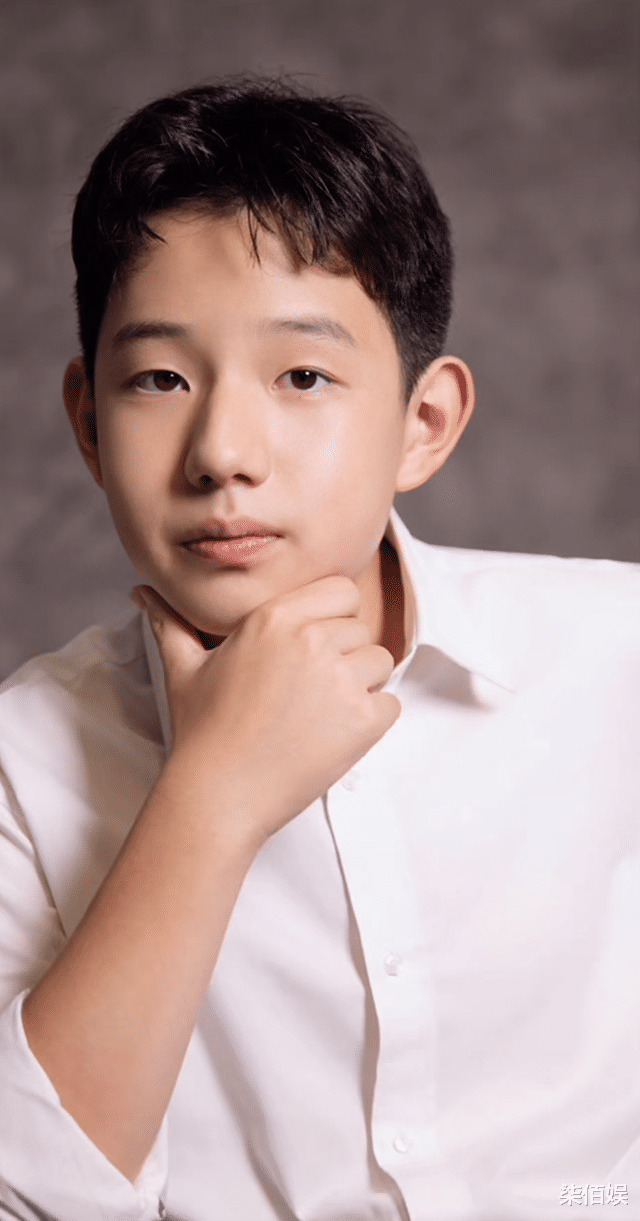 关凌晒全家福，瘦了有10斤与老公年龄差更明显，夫妻俩看着差20岁