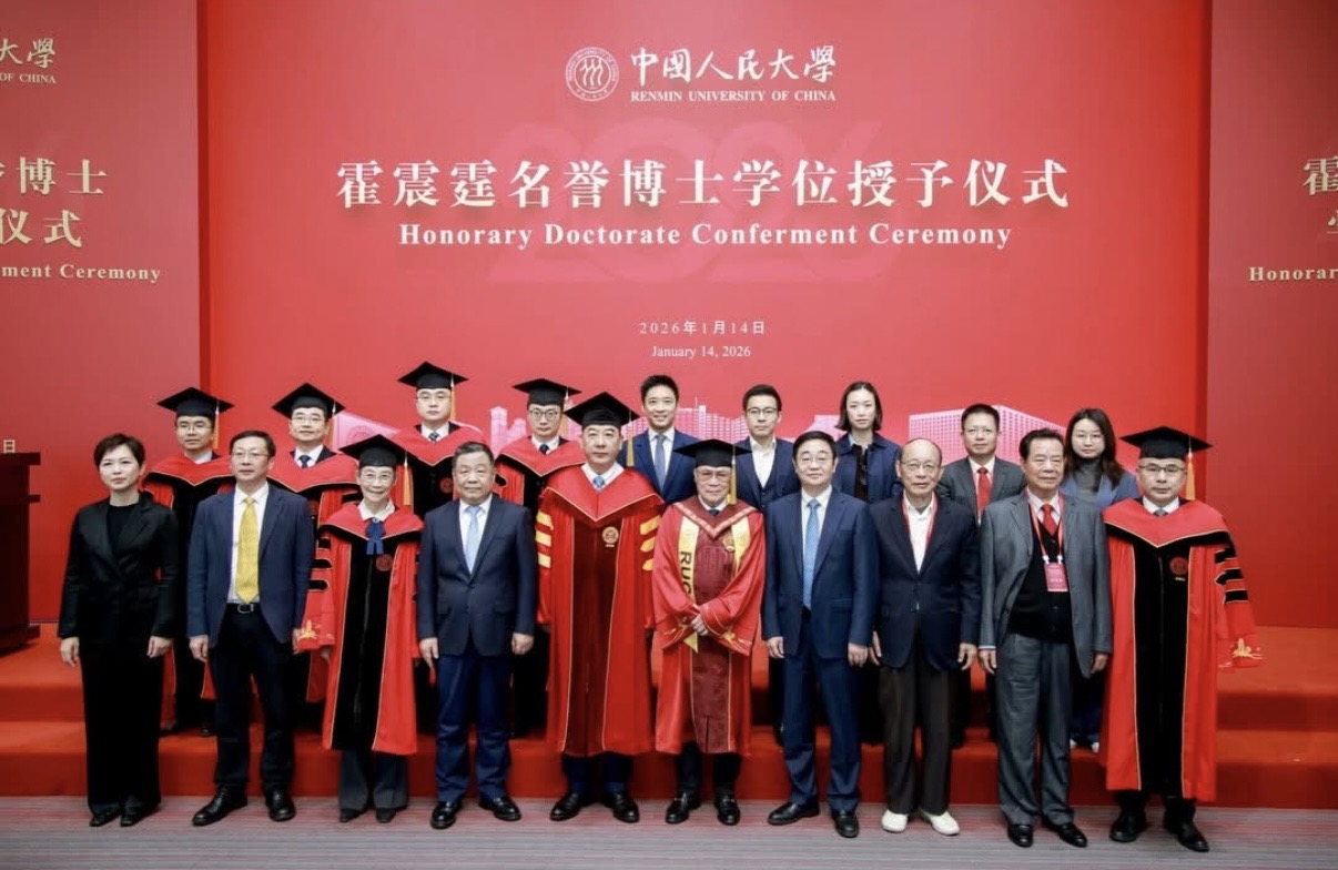 霍震霆小儿媳首度出席霍家活动，打扮朴实识大体，陪着霍启仁社交