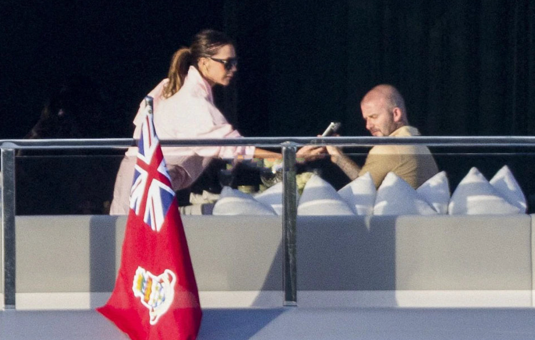 贝克汉姆一家到圣特罗佩度假！贝嫂与小七穿粉嫩母女装，气质高冷
