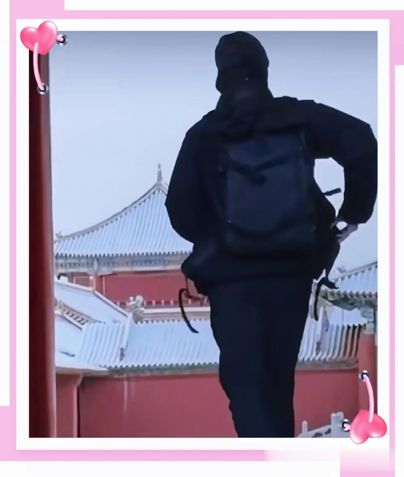 李现故宫拍雪景被偶遇，包裹严实，眼神犀利，网友：像特工！