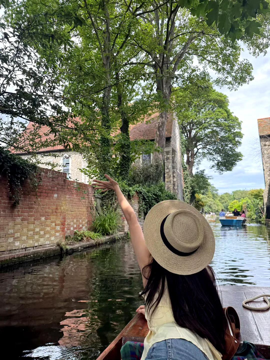 程潇晒游玩美照，以绿茵河岸为背景，风景好漂亮但人更漂亮呀！