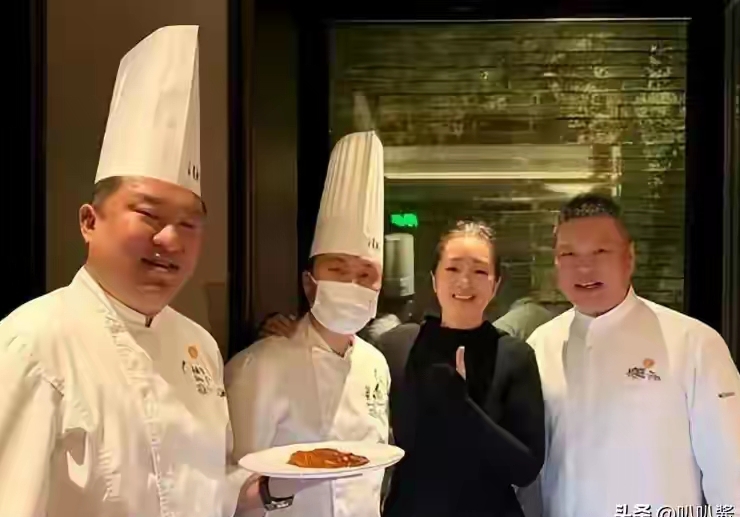 事实证明！陪马克龙回国的巩俐，早已活出另一番天地