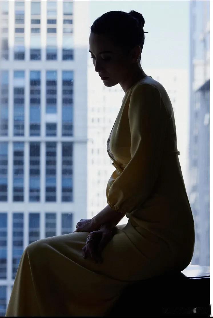 宋佳这身黄色深V连衣裙子太抓眼了惊艳到了设计干练优雅成熟知性