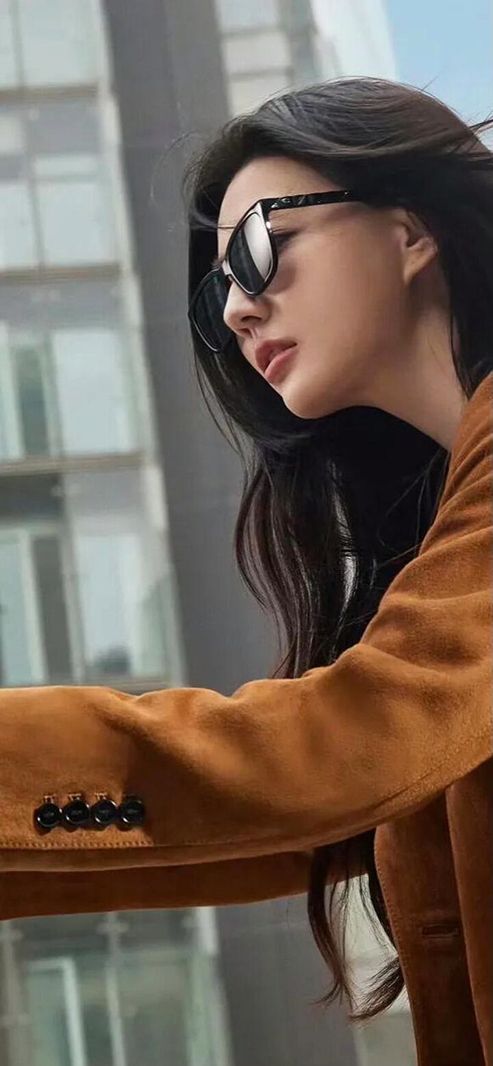 徐璐海边捧紫花，薄纱衬衫造型太仙了