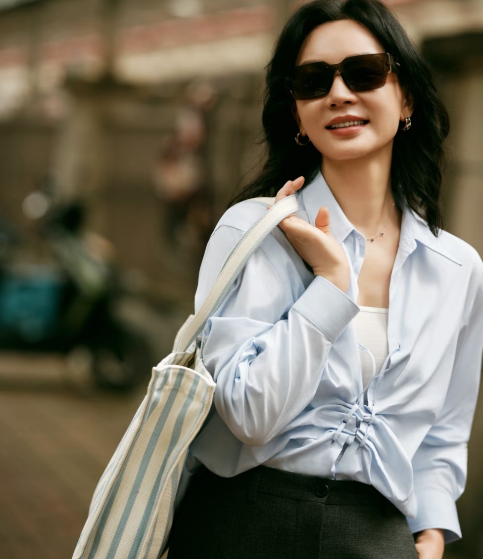 陈数分享最新美照,浅蓝抽绳衬衫配深灰长裤,知性优雅美出新高度