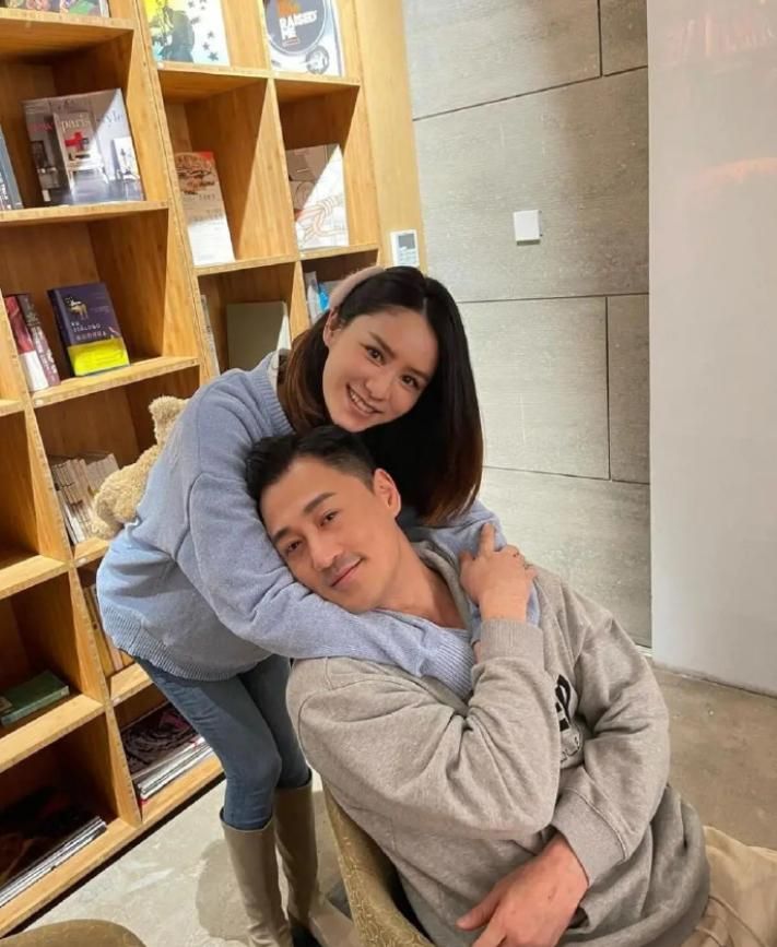 林峯和家人新加坡度假，女儿扮成美人鱼超可爱，妻子颜值超高