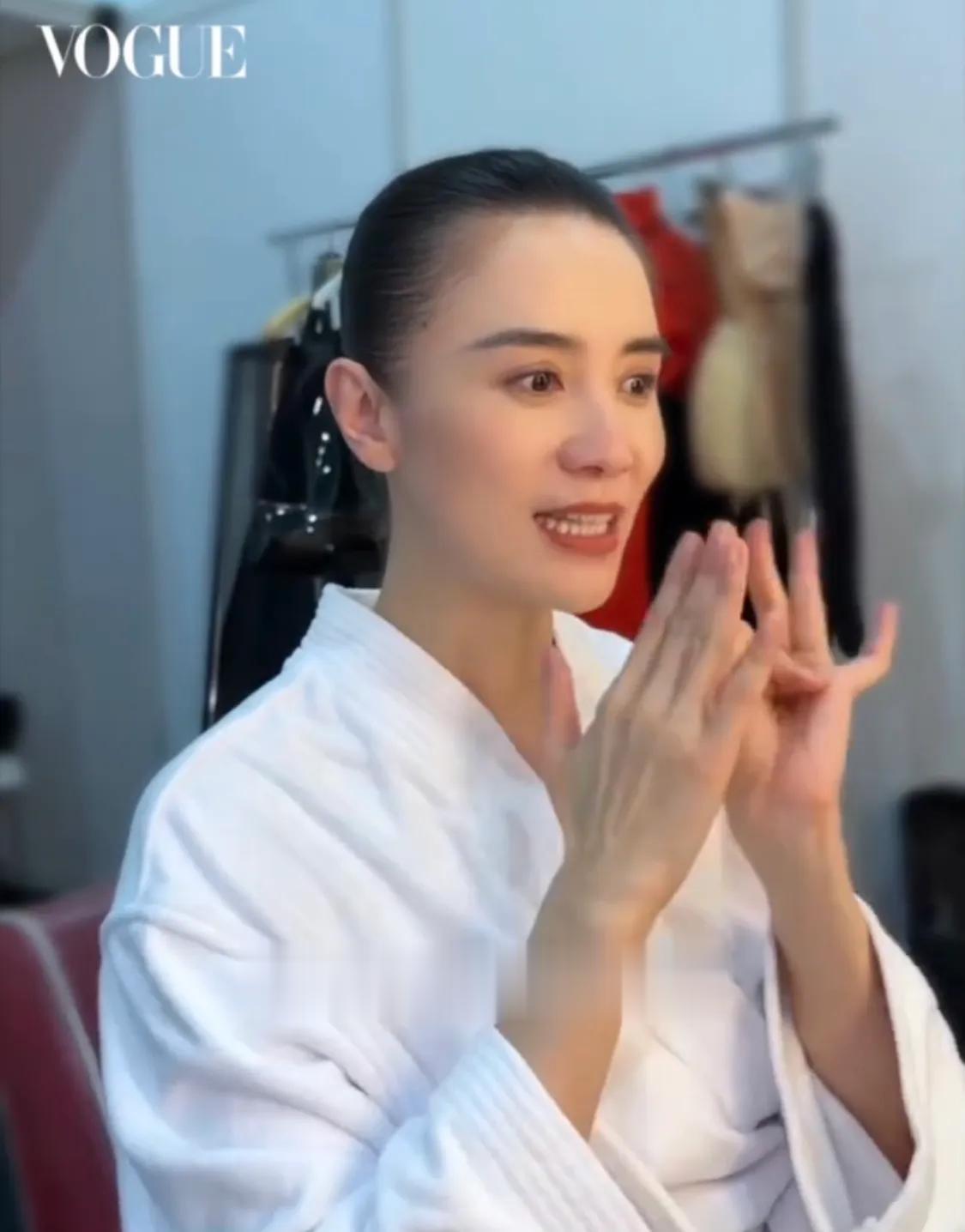 刘亦菲爱吃肉,杨幂穿睡衣上班,迪丽热巴又捂上了,宋佳私服帅气