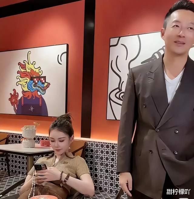 马筱梅开播晒孕肚，透露即将休息，汪小菲抚摸妻子肚子爱意满满
