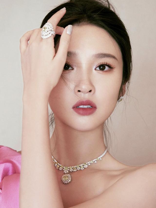 人间甜桃唐艺昕，粉色缎面礼服秀天鹅颈，颜值身材双优，甜度超标