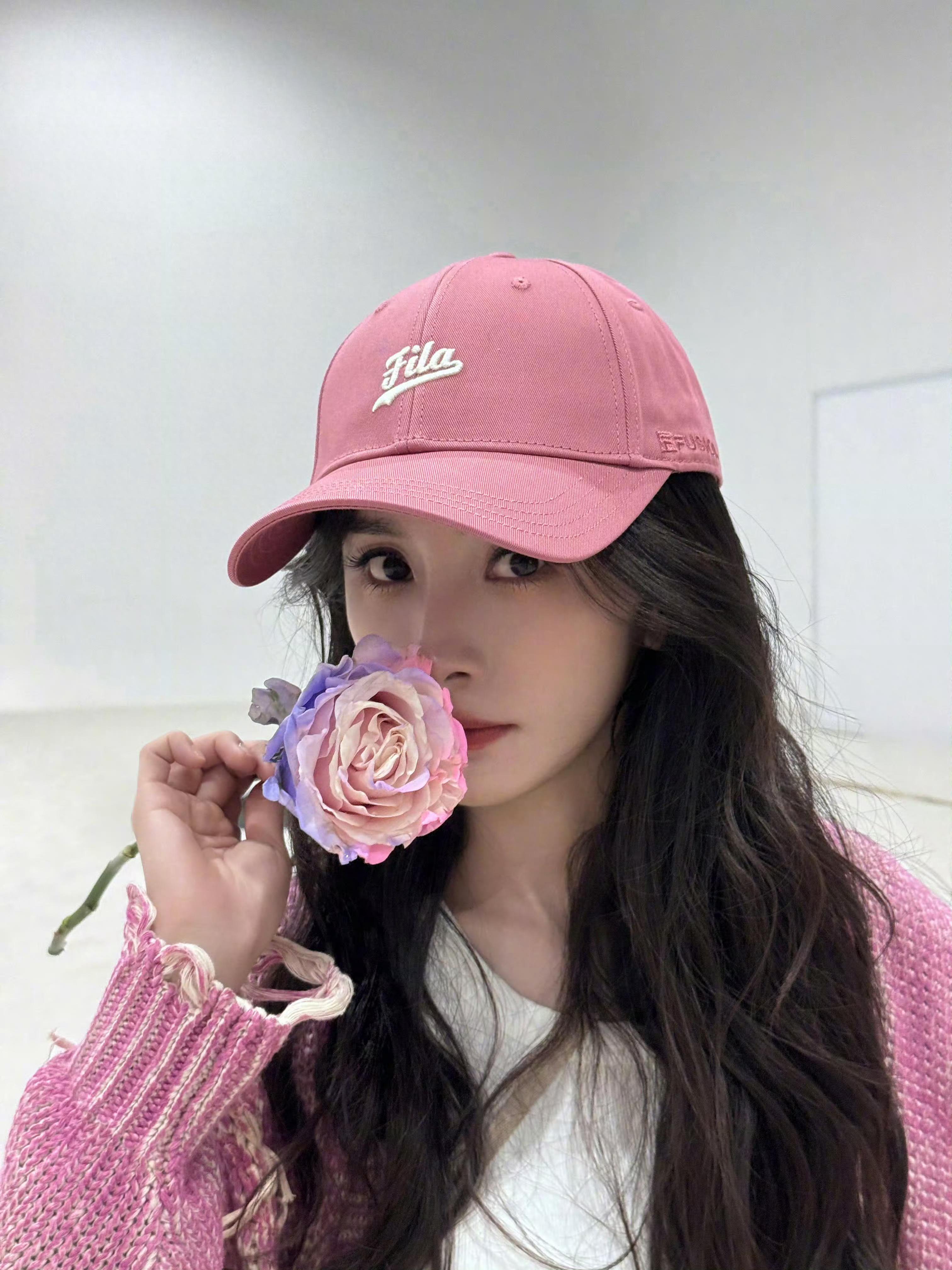 杨幂分享近照,穿粉衣粉鞋,戴粉帽拿粉花,一身粉色穿搭非常减龄