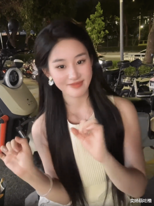 刘一菲曝蹭刘亦菲流量！长相神似晒童年照，网友：这波真诚赢了