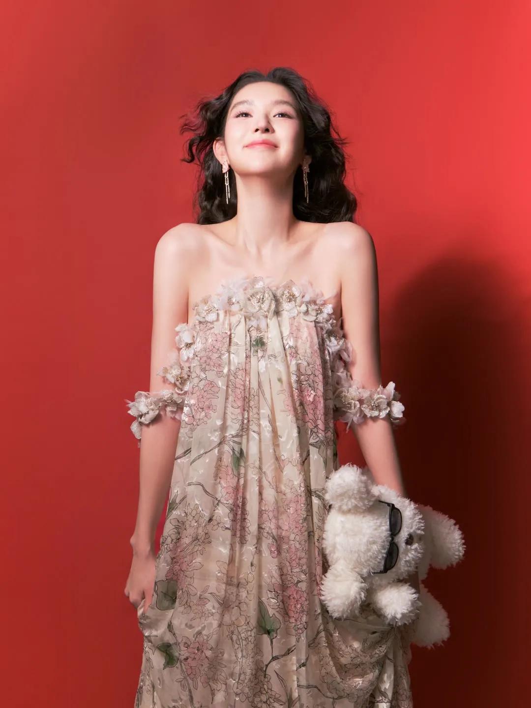 25岁王玉雯从舞蹈学院到荧幕女神,她的豪门脸和0.66腰臀比火了