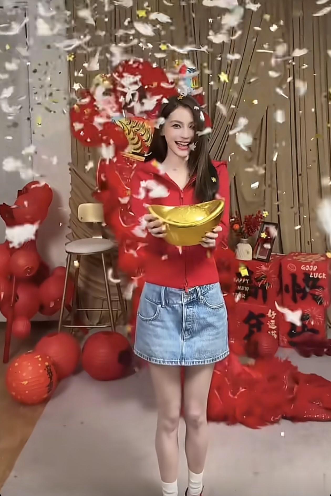 36岁杨颖庆新年穿搭:红色开衫+牛仔短裙,喜庆时尚,美出新高度
