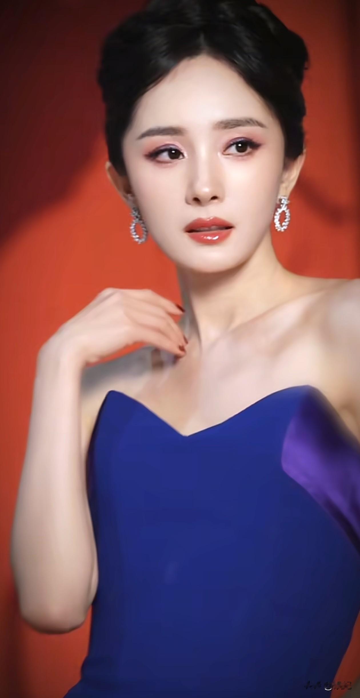 39岁杨幂最新穿搭：盘发+蓝色抹胸裙，贵气又高级，美得像28岁