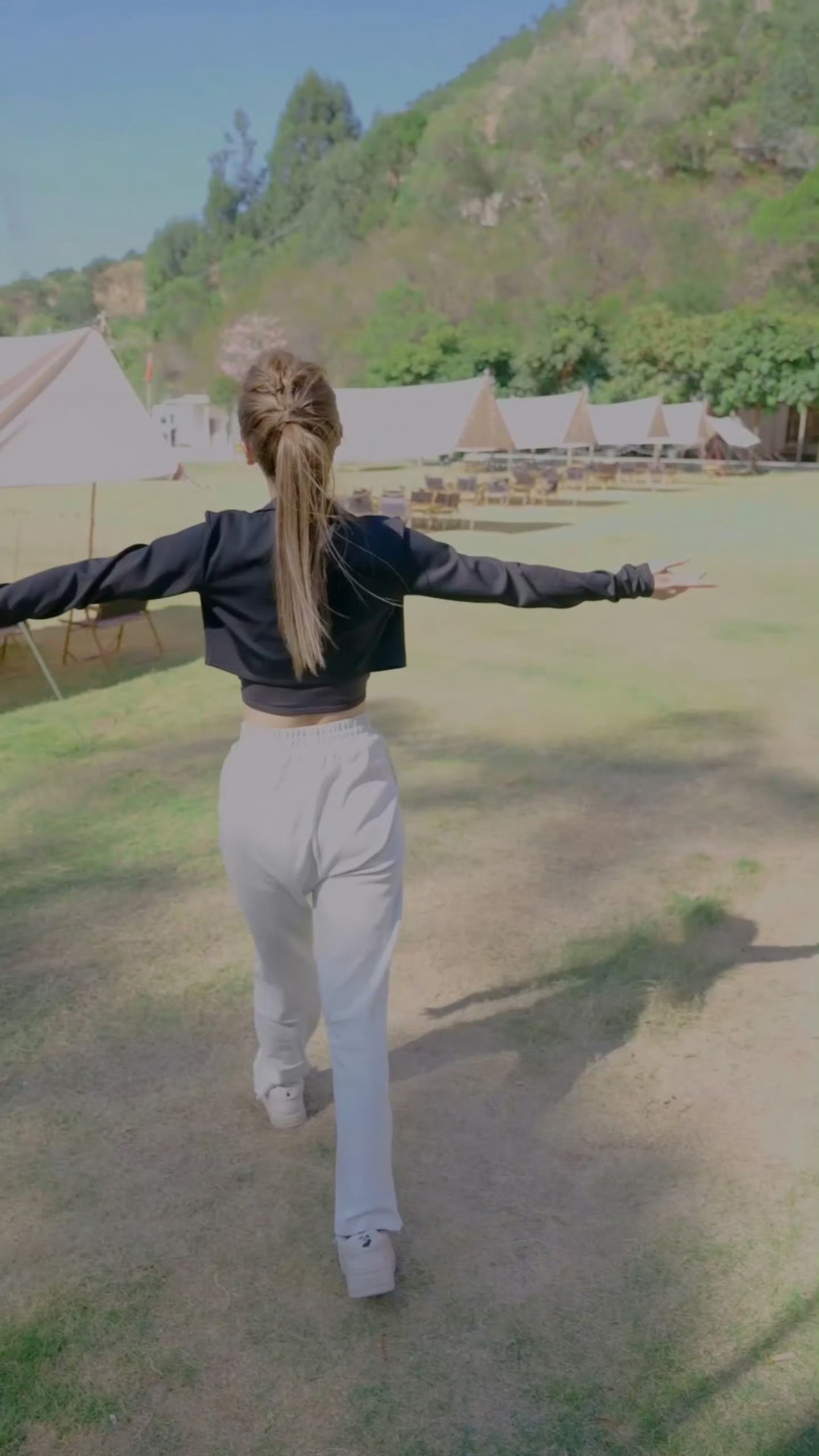 baby杨颖,休闲穿着现场直拍,简简单单尽显松弛魅力