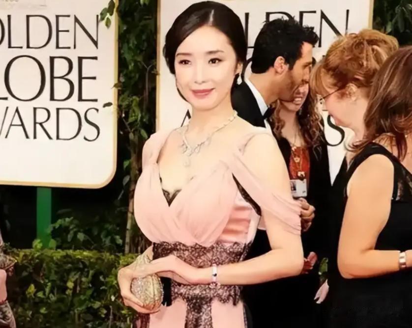 曾被张艺谋力捧，火后与富豪卷款61亿逃亡国外，现在的她过得如何