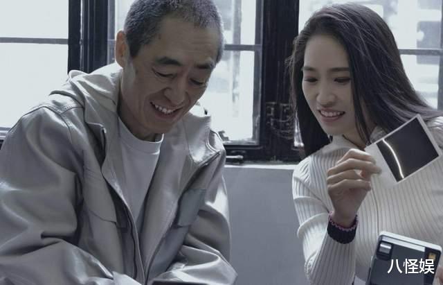 75岁张艺谋飞瑞士和女儿张末过年,穿爱马仕好时髦,挡住脸也就40