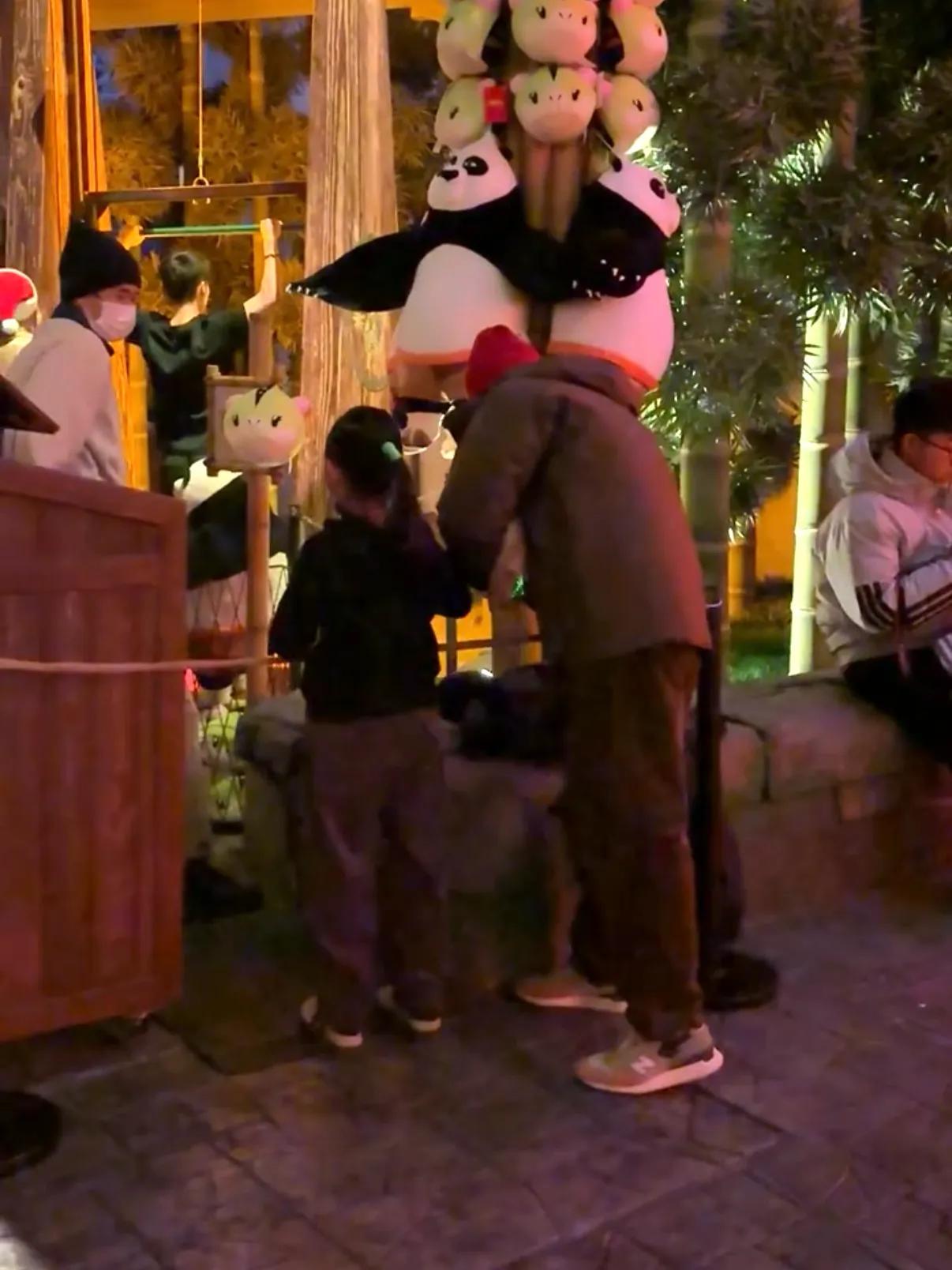 偶遇董子健和女儿去环球影城,8岁大福身高优越,长高到爸爸肩膀