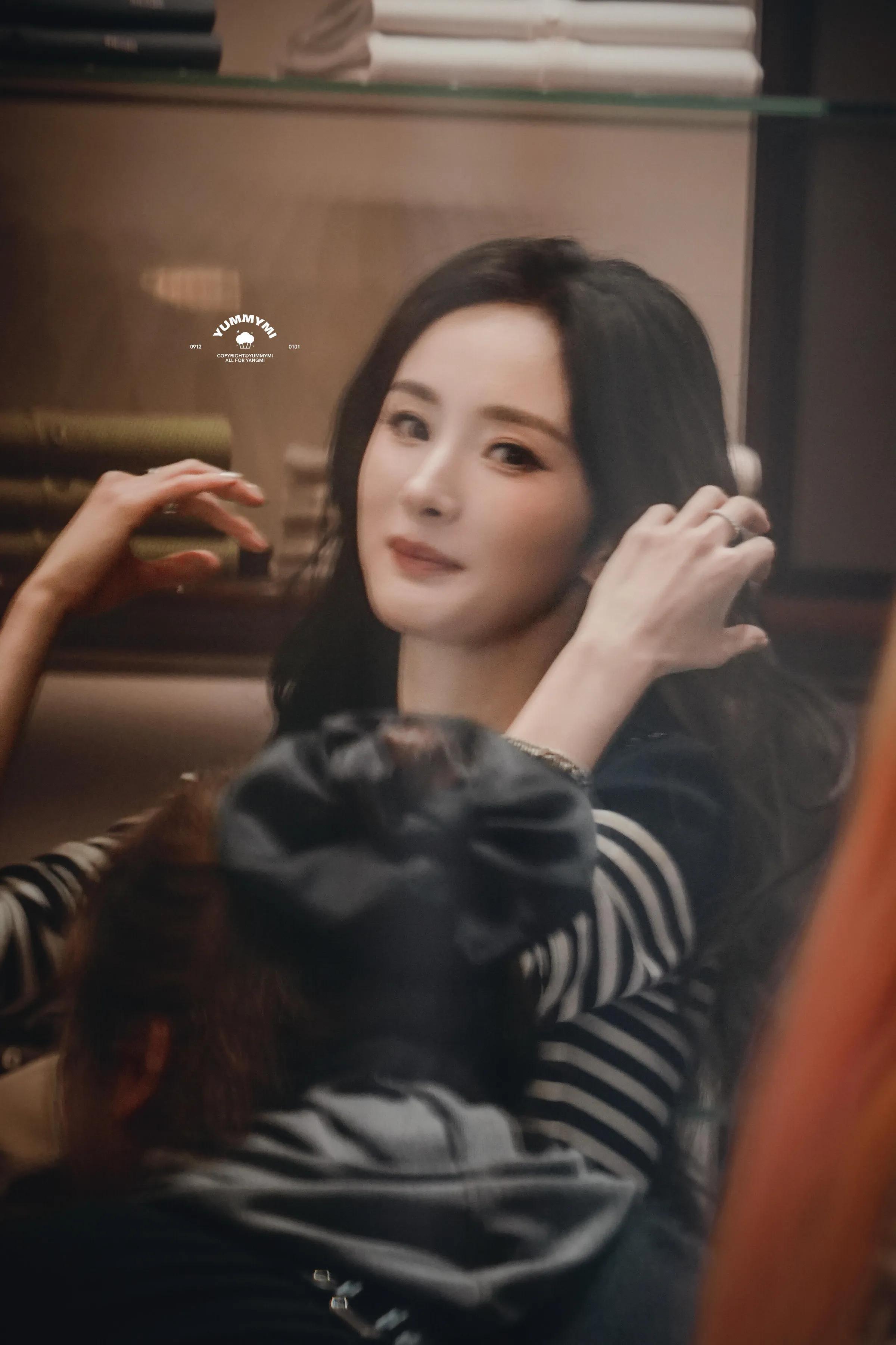 杨幂带着葫芦去米兰，她穿Prada海魂衫探店，腿瘦的裤子撑不起来