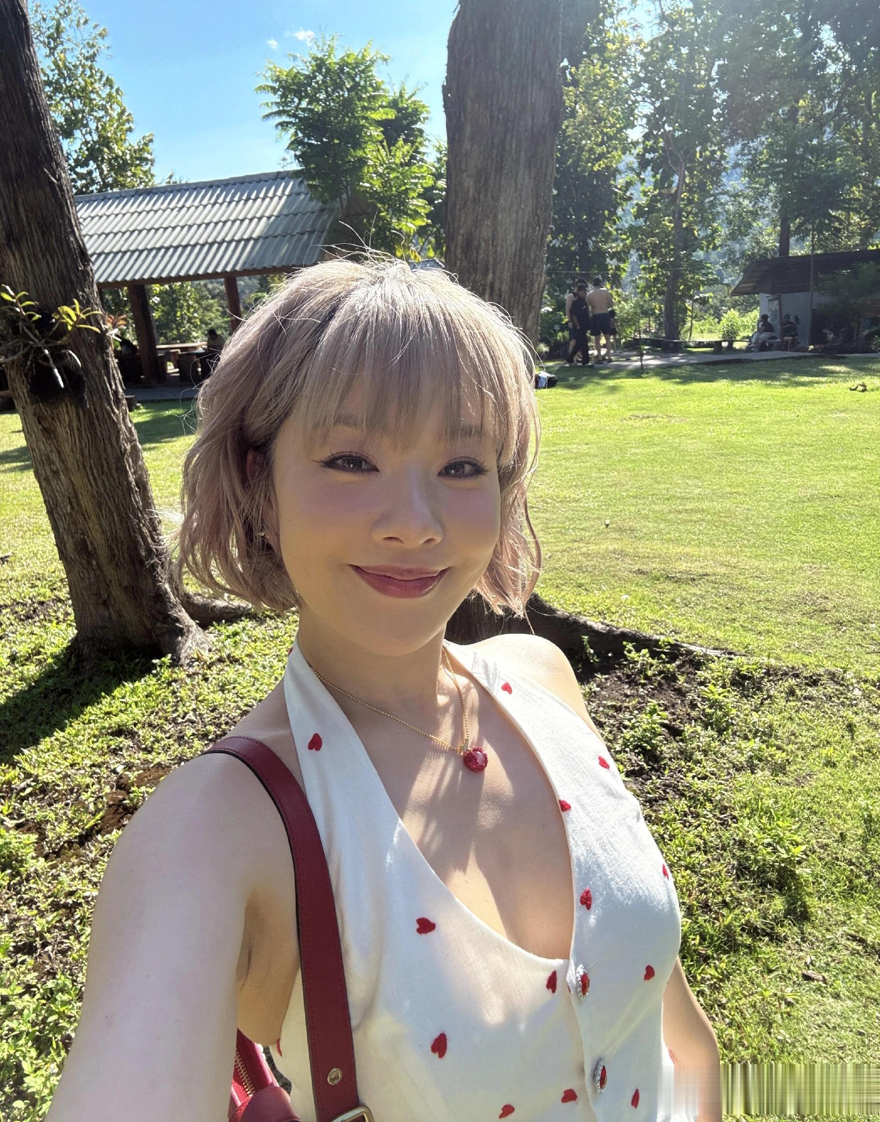 王菊分享度假美照，穿半裙露小蛮腰瘦了好多，笑靥如花好漂亮