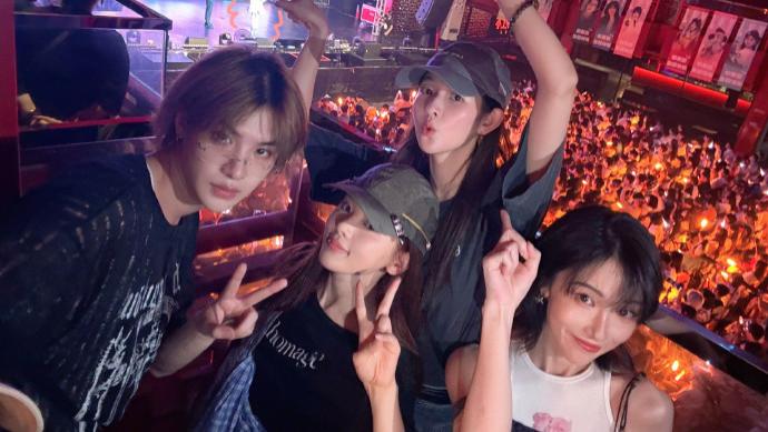 王玉雯的合照中有田曦薇、孙千、卢昱晓等，不愧是社交牛人