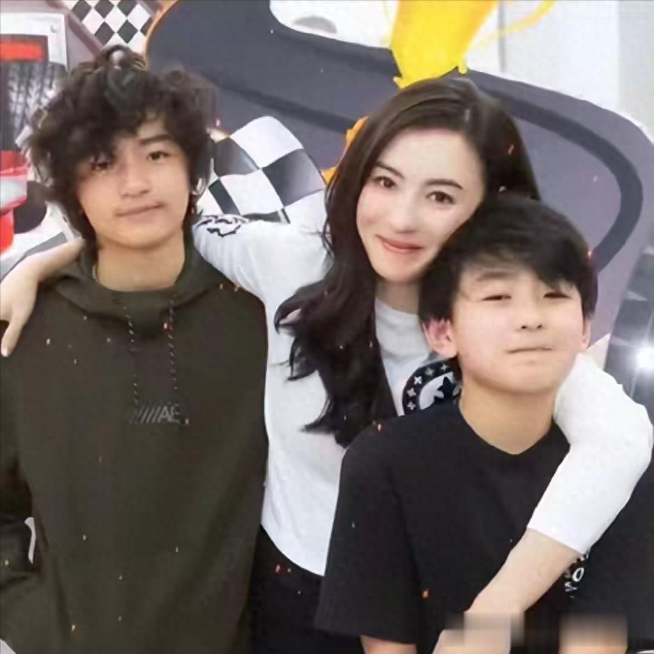 偶遇张柏芝大儿子，身高175cm，长相偏东南亚 和妈妈打电话说英文