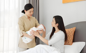 上海一金牌月嫂，遭雇主投诉虐童被扣奖金，离职后竟收到对方双倍工资邀请…她的回应绝了！