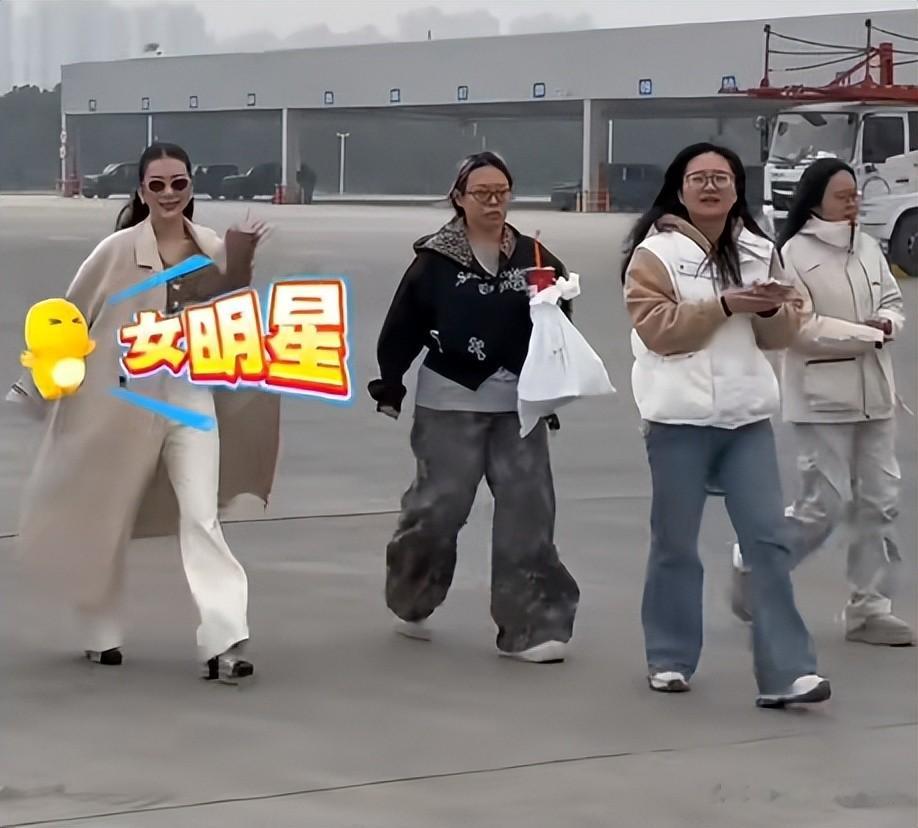 39岁方媛户外站台，被狂风吹的脸红眼呆，刚出月子没多久，太拼了