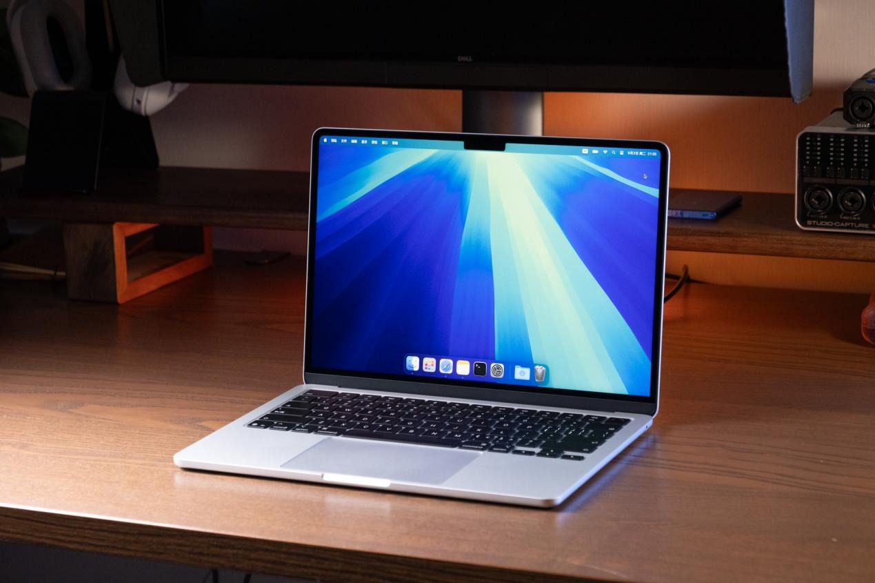 AI 笔记本选购大难题:苹果 M4 还是酷睿 Ultra 7?