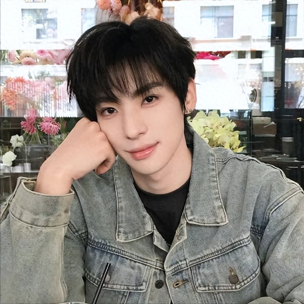 顶流男星被曝私生活混乱，靠和男性恋爱换资源，同组男星被牵连