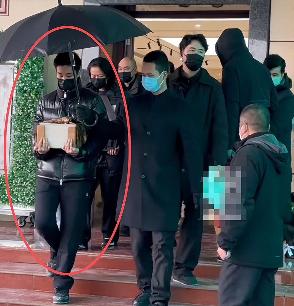 许何哽咽告别妈妈何晴，一番悼词让人心酸，想念之情呼之欲出