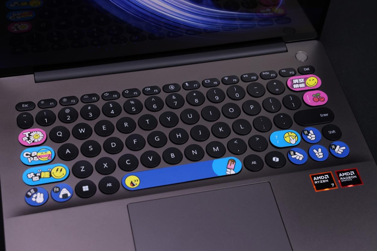 波點藝術鍵盤！去同質化設計的WIKO Hi MateBook 14評測